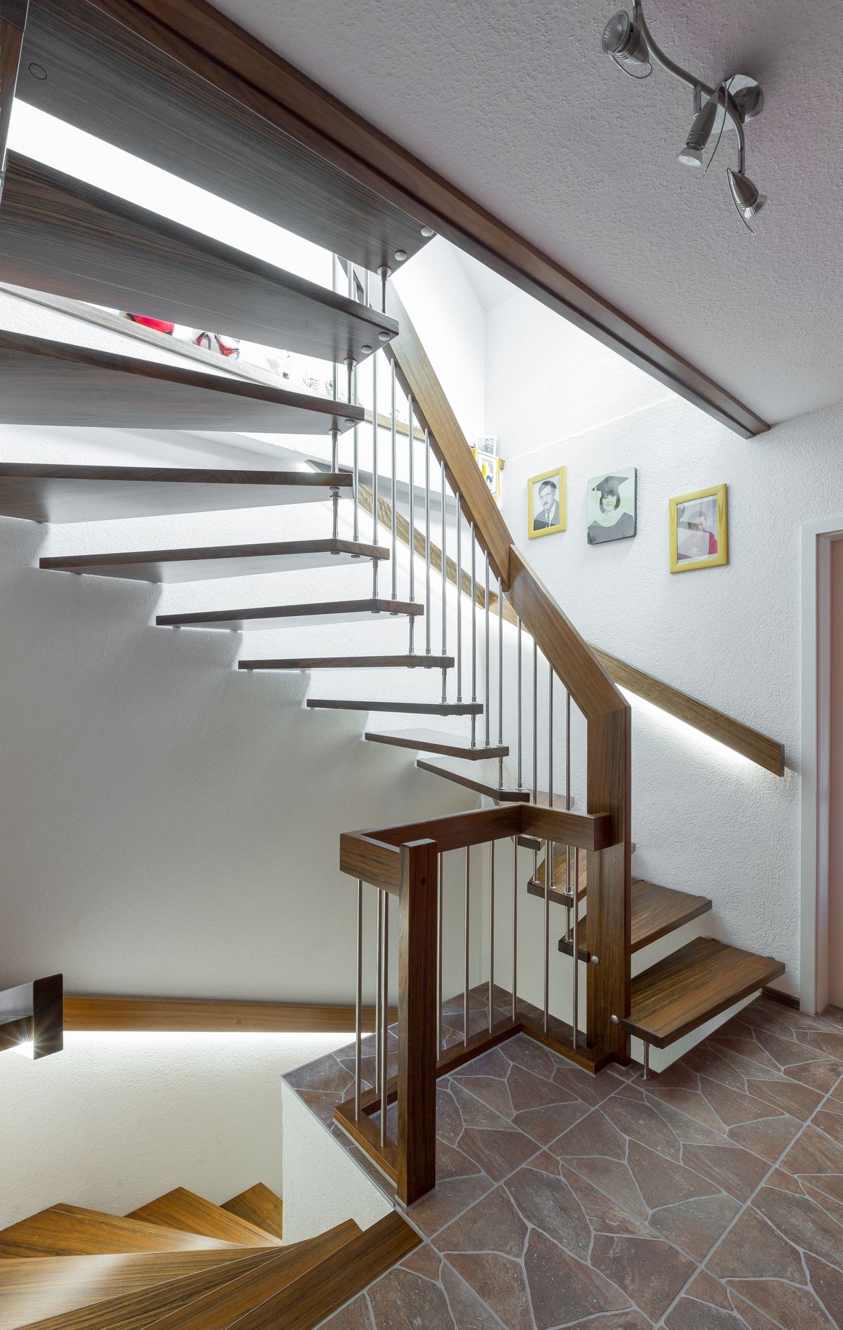 Gewendelte Treppe mit Beleuchtung