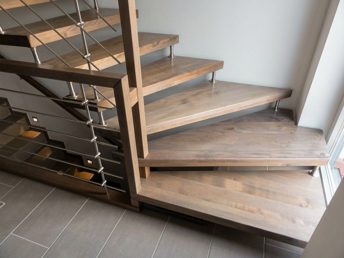 Stufen der WF2-Treppe auf Wandbolzen im Detail