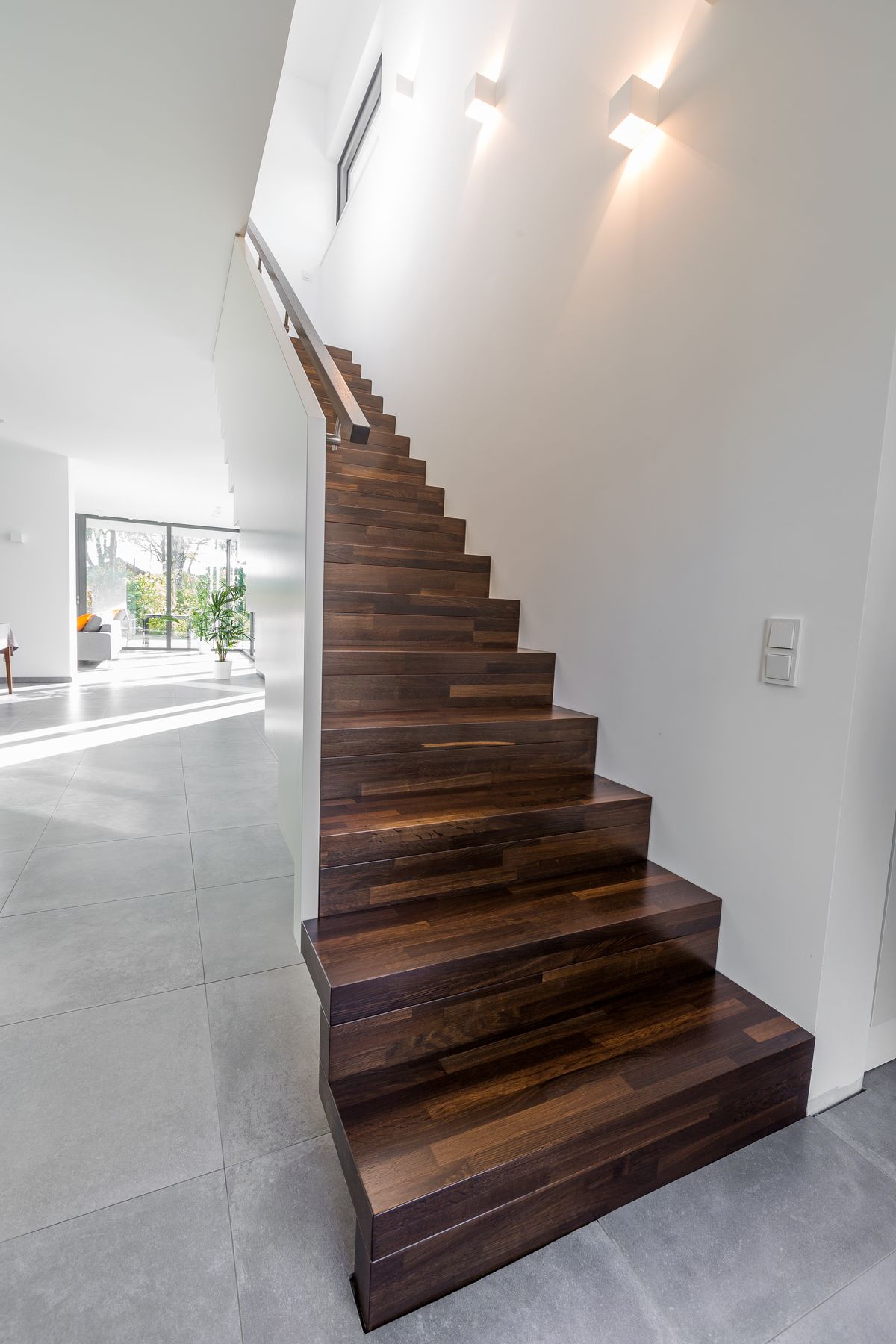 Dunkle Holztreppe in offenem Wohnraum